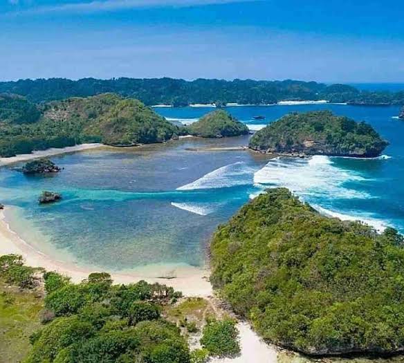 Open Trip Pulau Merah Teluk Hijau 2D1N